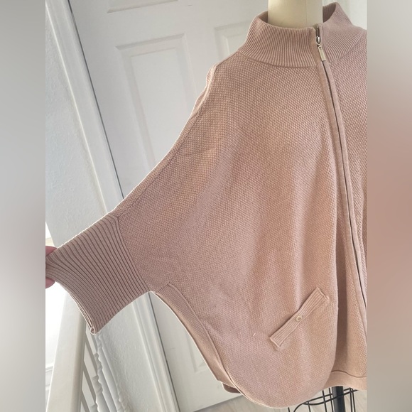 White House black market, tan/beige Sweater with Pockets. - Picture 5 of 13